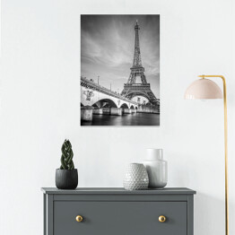 Plakat samoprzylepny Francuska podróż. Czarno biała fotografia most i Wieża Eiffla