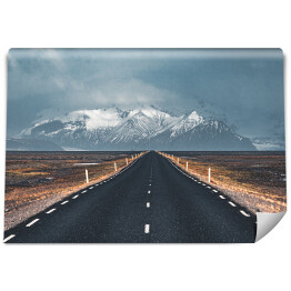 Fototapeta samoprzylepna Droga prowadząca do gór na południu Islandii