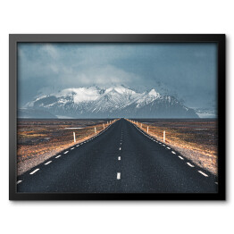 Obraz w ramie Droga prowadząca do gór na południu Islandii