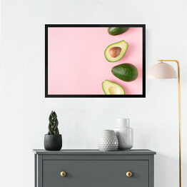 Obraz w ramie Przekrojone awokado z pestką na tle w kolorze pastelowego różu