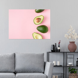 Plakat samoprzylepny Przekrojone awokado z pestką na tle w kolorze pastelowego różu
