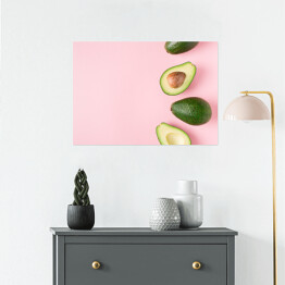Plakat samoprzylepny Przekrojone awokado z pestką na tle w kolorze pastelowego różu