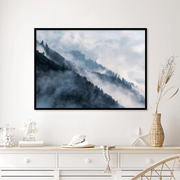 Plakat w ramie Stroma góra porośnięta lasem we mgle