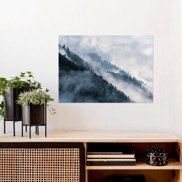 Plakat Stroma góra porośnięta lasem we mgle