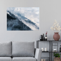 Plakat samoprzylepny Stroma góra porośnięta lasem we mgle