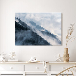 Obraz na płótnie Stroma góra porośnięta lasem we mgle