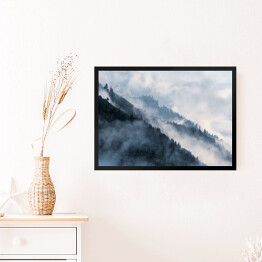 Obraz w ramie Stroma góra porośnięta lasem we mgle