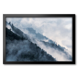 Obraz w ramie Stroma góra porośnięta lasem we mgle