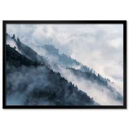 Plakat w ramie Stroma góra porośnięta lasem we mgle