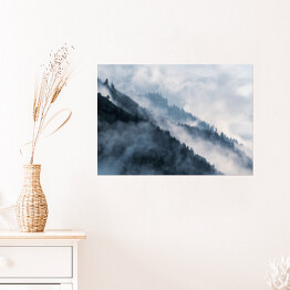 Plakat Stroma góra porośnięta lasem we mgle