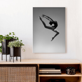 Obraz na płótnie Elastyczna dziewczyna w skoku. Czarno-białe zdjęcie.