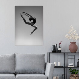 Plakat samoprzylepny Elastyczna dziewczyna w skoku. Czarno-białe zdjęcie.