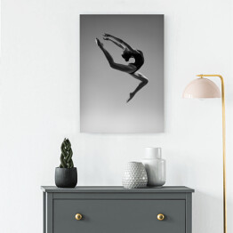 Obraz klasyczny Elastyczna dziewczyna w skoku. Czarno-białe zdjęcie.