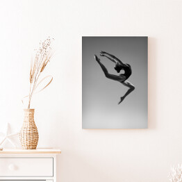 Obraz na płótnie Elastyczna dziewczyna w skoku. Czarno-białe zdjęcie.