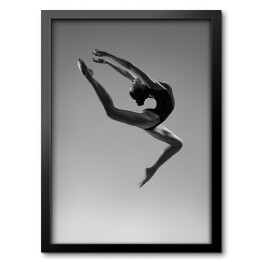 Obraz w ramie Elastyczna dziewczyna w skoku. Czarno-białe zdjęcie.