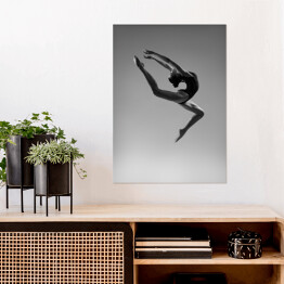 Plakat Elastyczna dziewczyna w skoku. Czarno-białe zdjęcie.
