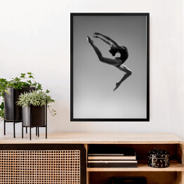 Obraz w ramie Elastyczna dziewczyna w skoku. Czarno-białe zdjęcie.
