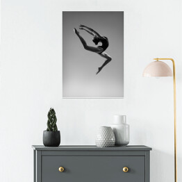 Plakat Elastyczna dziewczyna w skoku. Czarno-białe zdjęcie.