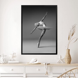 Obraz w ramie Balerina w tutu i pointe shoes robi piękną pozę