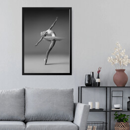 Obraz w ramie Balerina w tutu i pointe shoes robi piękną pozę