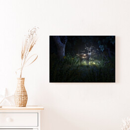 Obraz na płótnie Jeleń wśród świetlików w lesie nocą 