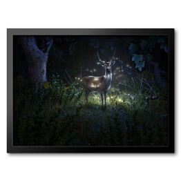 Obraz w ramie Jeleń wśród świetlików w lesie nocą 