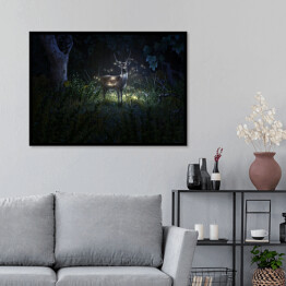 Plakat w ramie Jeleń wśród świetlików w lesie nocą 
