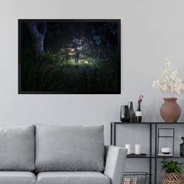 Obraz w ramie Jeleń wśród świetlików w lesie nocą 