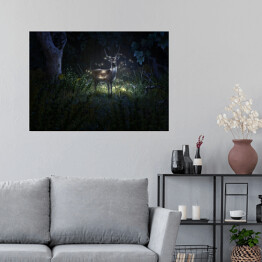 Plakat Jeleń wśród świetlików w lesie nocą 