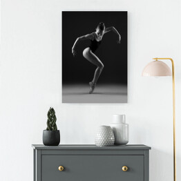 Obraz klasyczny Baletnica w czarnym trykocie w geometrycznej pozie. Czarno-białe zdjęcie.