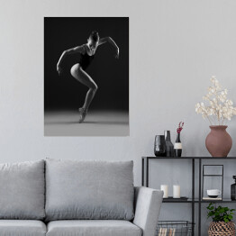 Plakat Baletnica w czarnym trykocie w geometrycznej pozie. Czarno-białe zdjęcie.