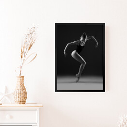 Obraz w ramie Baletnica w czarnym trykocie w geometrycznej pozie. Czarno-białe zdjęcie.