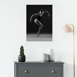 Plakat samoprzylepny Baletnica w czarnym trykocie w geometrycznej pozie. Czarno-białe zdjęcie.