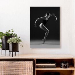 Obraz na płótnie Baletnica w czarnym trykocie w geometrycznej pozie. Czarno-białe zdjęcie.