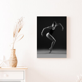 Obraz klasyczny Baletnica w czarnym trykocie w geometrycznej pozie. Czarno-białe zdjęcie.