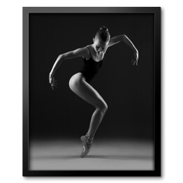 Obraz w ramie Baletnica w czarnym trykocie w geometrycznej pozie. Czarno-białe zdjęcie.