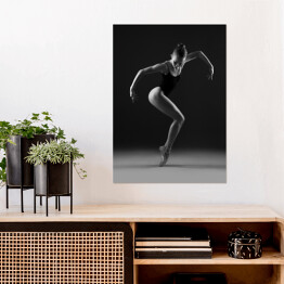 Plakat Baletnica w czarnym trykocie w geometrycznej pozie. Czarno-białe zdjęcie.