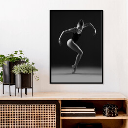 Plakat w ramie Baletnica w czarnym trykocie w geometrycznej pozie. Czarno-białe zdjęcie.