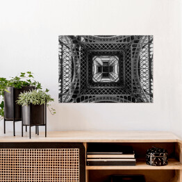 Plakat samoprzylepny Dół wieży Eiffla w pochmurny dzień w czerni i bieli