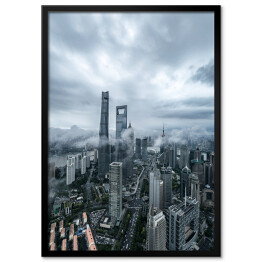 Plakat w ramie Mgła otaczająca nowoczesne miasto