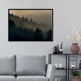 Plakat w ramie Wiecznie zielone drzewa w górach we mgle