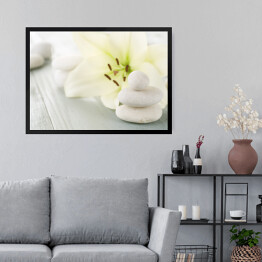 Obraz w ramie Zabiegi spa - kwiat i jasne kamienie do masażu