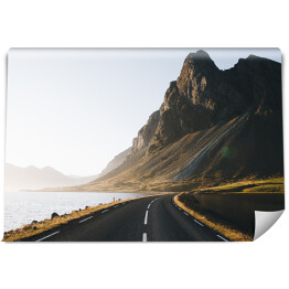 Fototapeta Islandia - droga nad rzeką na tle skał