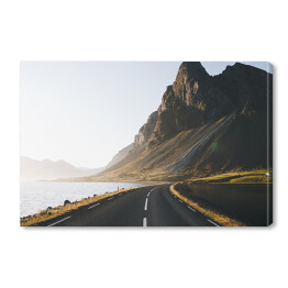 Obraz na płótnie Islandia - droga nad rzeką na tle skał