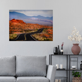 Plakat samoprzylepny Otwarta droga w czerwonym skalistym pustynnym terenie 