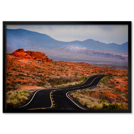 Plakat w ramie Otwarta droga w czerwonym skalistym pustynnym terenie 