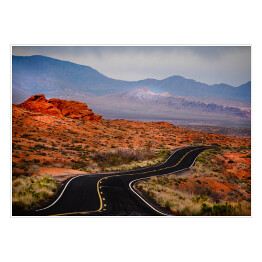Otwarta droga w czerwonym skalistym pustynnym terenie 