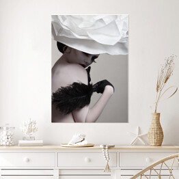 Plakat Portret młodej kobiety w kapeluszu, koronkowych rękawiczkach, biżuterii i mocnym makijażu z czarnym piórem