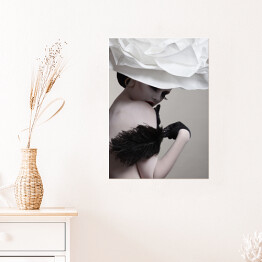 Plakat samoprzylepny Portret młodej kobiety w kapeluszu, koronkowych rękawiczkach, biżuterii i mocnym makijażu z czarnym piórem