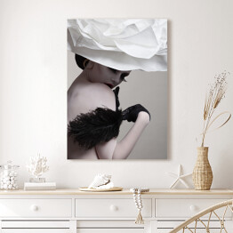 Obraz na płótnie Portret młodej kobiety w kapeluszu, koronkowych rękawiczkach, biżuterii i mocnym makijażu z czarnym piórem